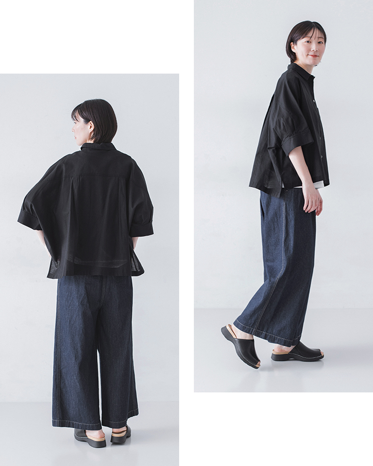 黒のボタンシャツにインディゴのワイドデニムパンツと黒シューズを合わせた着用コーディネート画像（後ろ姿と横向きの2カット）