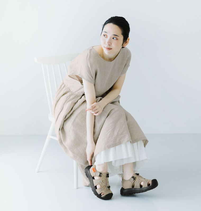 UNIVERSAL OVERALL スニーカーサンダル UO32 ベージュ 全身コーディネート