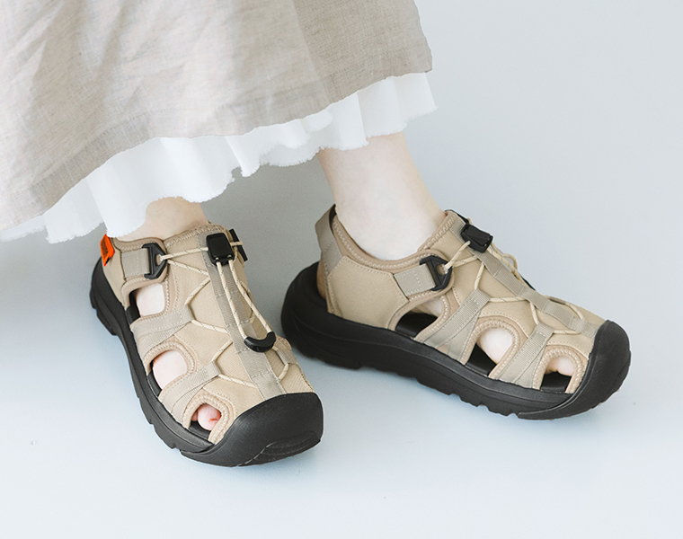 UNIVERSAL OVERALL スニーカーサンダル UO32 ベージュ 足元