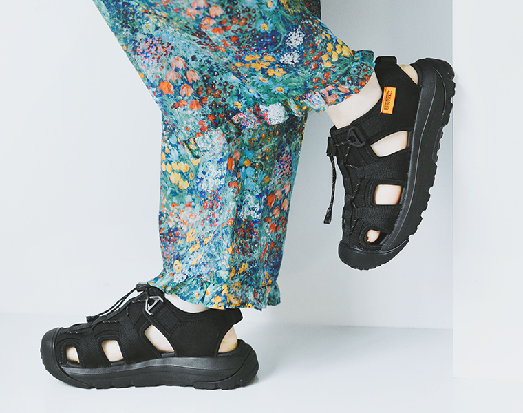 UNIVERSAL OVERALL スニーカーサンダル UO32 ブラック 足元