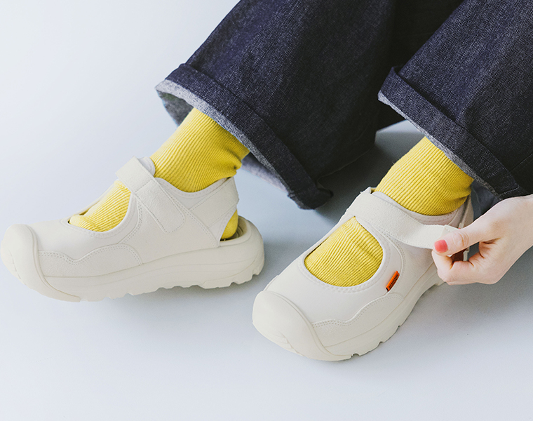 UNIVERSAL OVERALL スニーカーサンダル UO33 ホワイト 足元