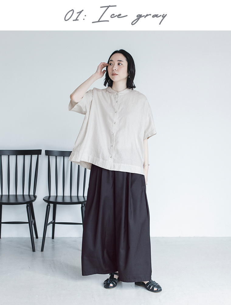 100%リネンちび襟シャツアイスグレーを着たモデルが正面で立っている