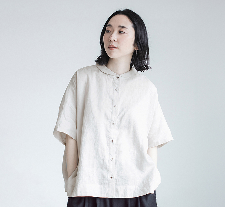 00%リネンちび襟シャツアイスグレーを着たモデルの上半身カット