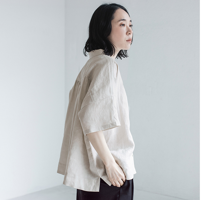 100%リネンちび襟シャツアイスグレーを着たモデルが横向きで立っている