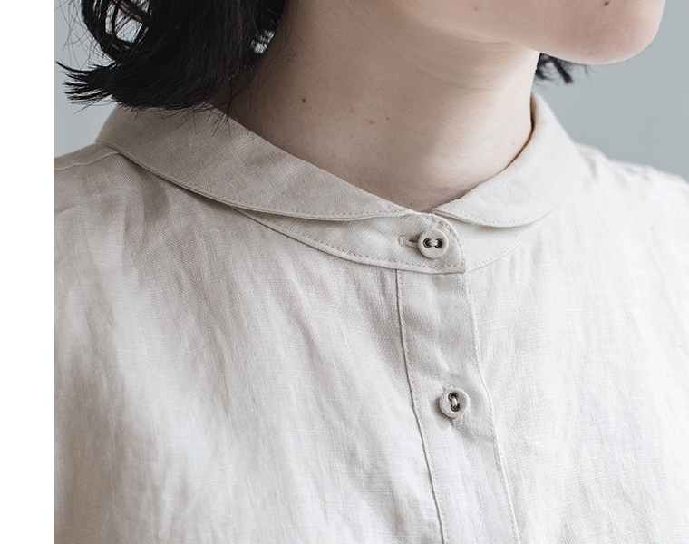 100%リネンちび襟シャツアイスグレーの襟元とボタンのディテール