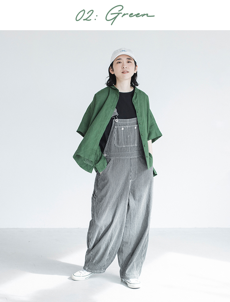 100%リネンちび襟シャツグリーンを着たモデルが正面で立っている