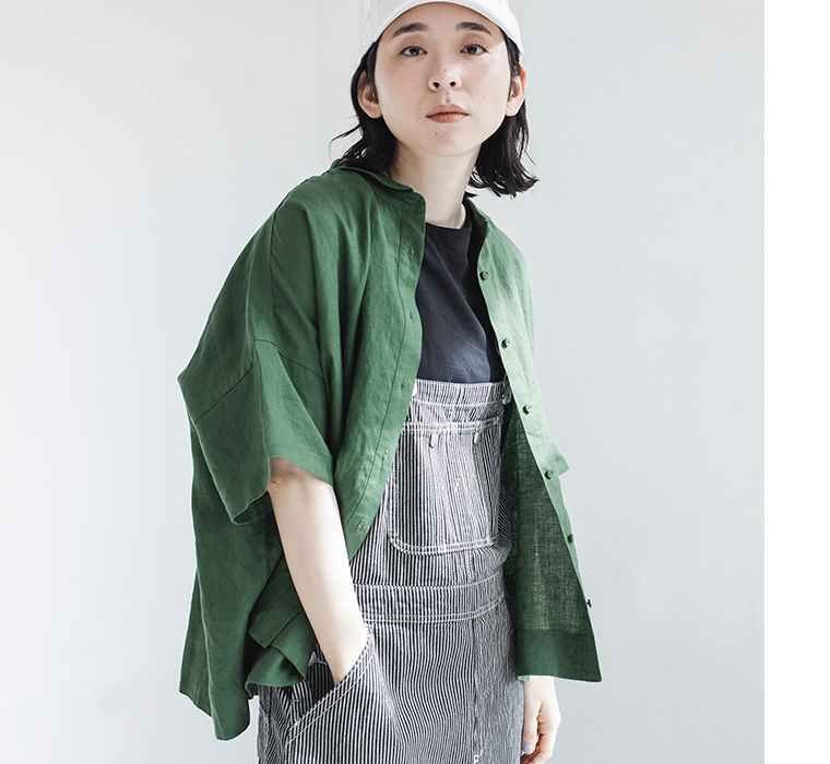 100%リネンちび襟シャツグリーンを着たモデルが上半身を正面から見せている