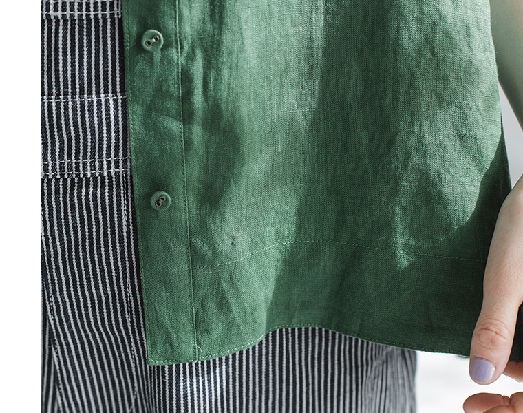 100%リネンちび襟シャツグリーンの裾とボタンのディテール