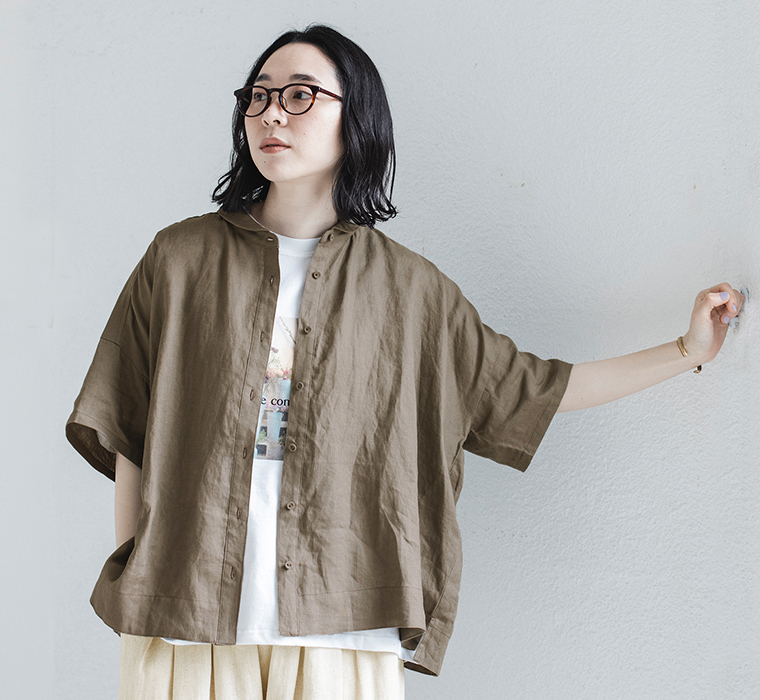 100%リネンちび襟シャツブラウンを着たモデルの上半身正面カット