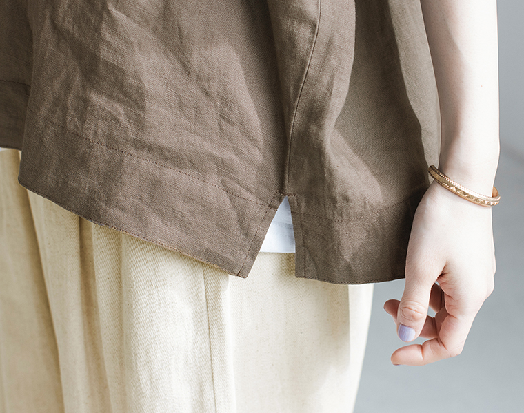 100%リネンちび襟シャツブラウンの裾とスリットのディテール