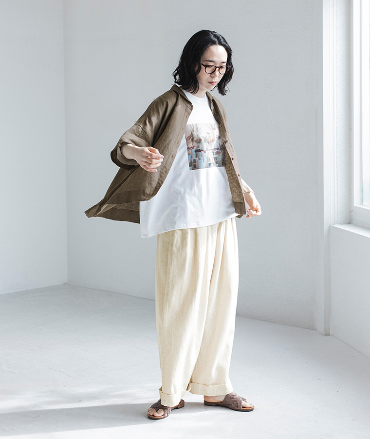 100%リネンちび襟シャツブラウンを着たモデルが歩いている