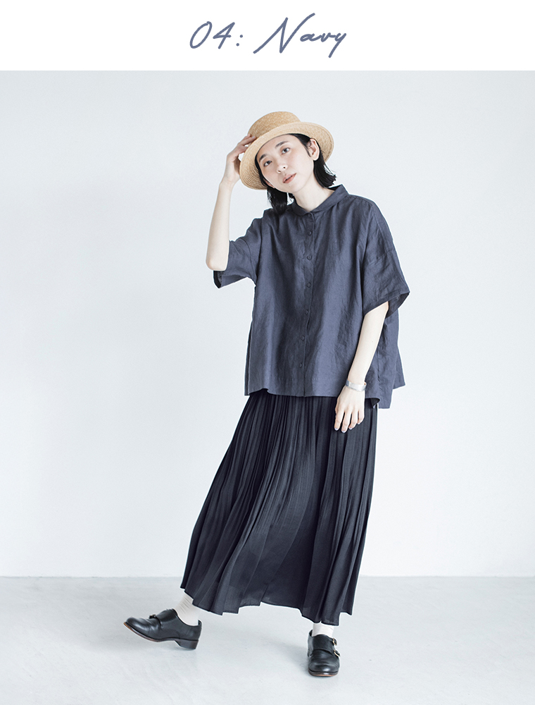 100%リネンちび襟シャツネイビーを着たモデルが正面で立っている