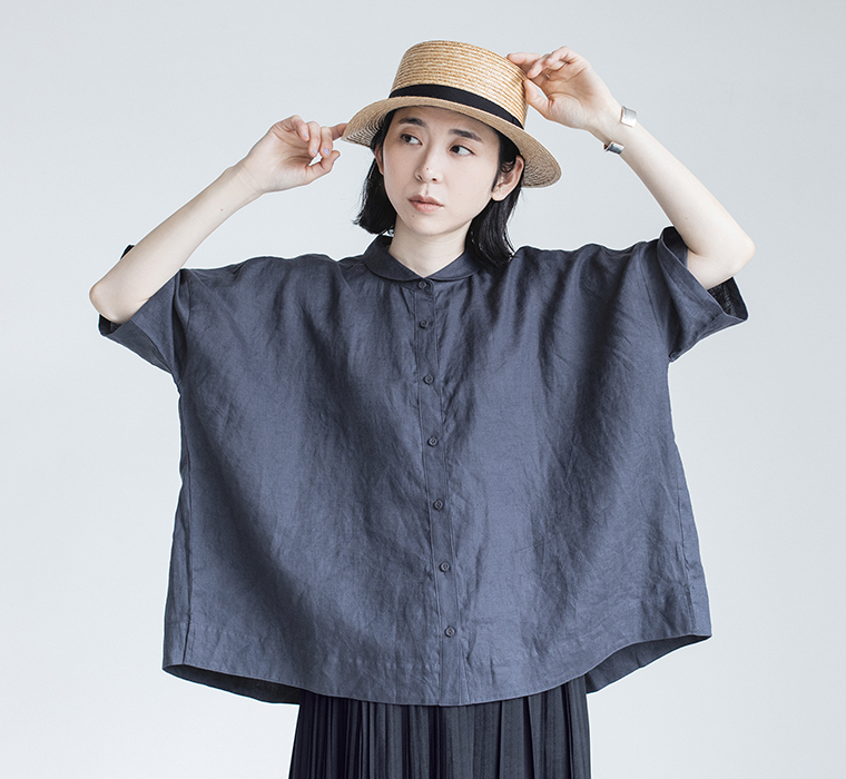 100%リネンちび襟シャツネイビーを着たモデルの上半身正面カット