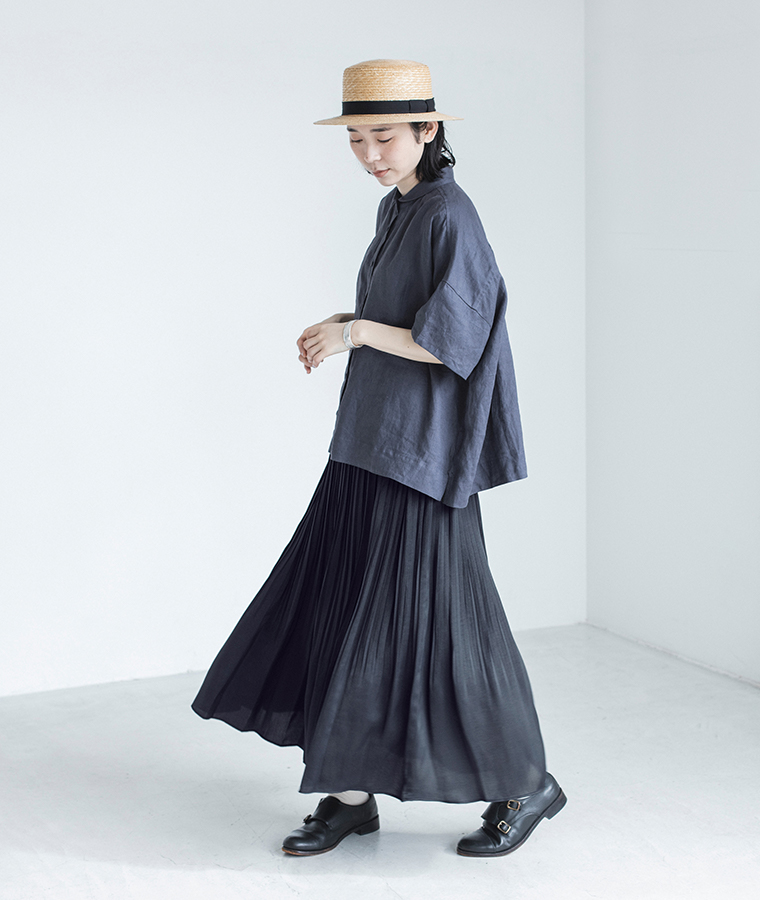 100%リネンちび襟シャツネイビーを着たモデルが横向きで歩いている