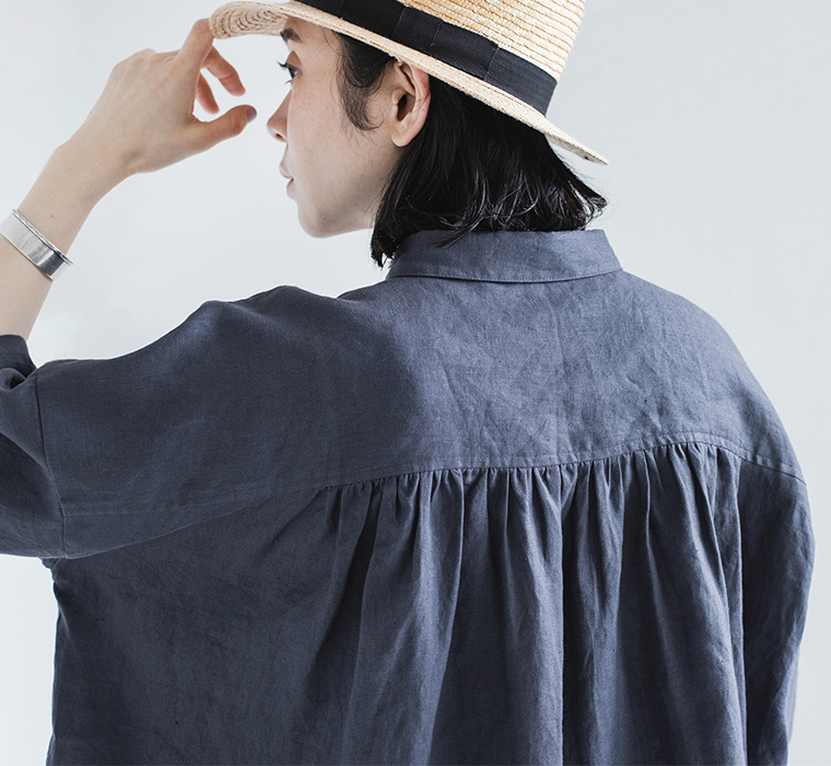 100%リネンちび襟シャツネイビーの後ろヨークとギャザーのディテール