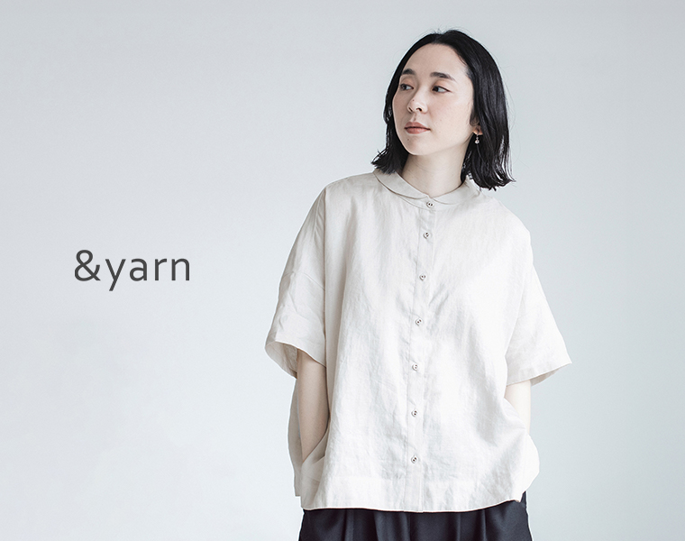 &yarnの00%リネンちび襟シャツアイスグレーを着たモデルの上半身カット