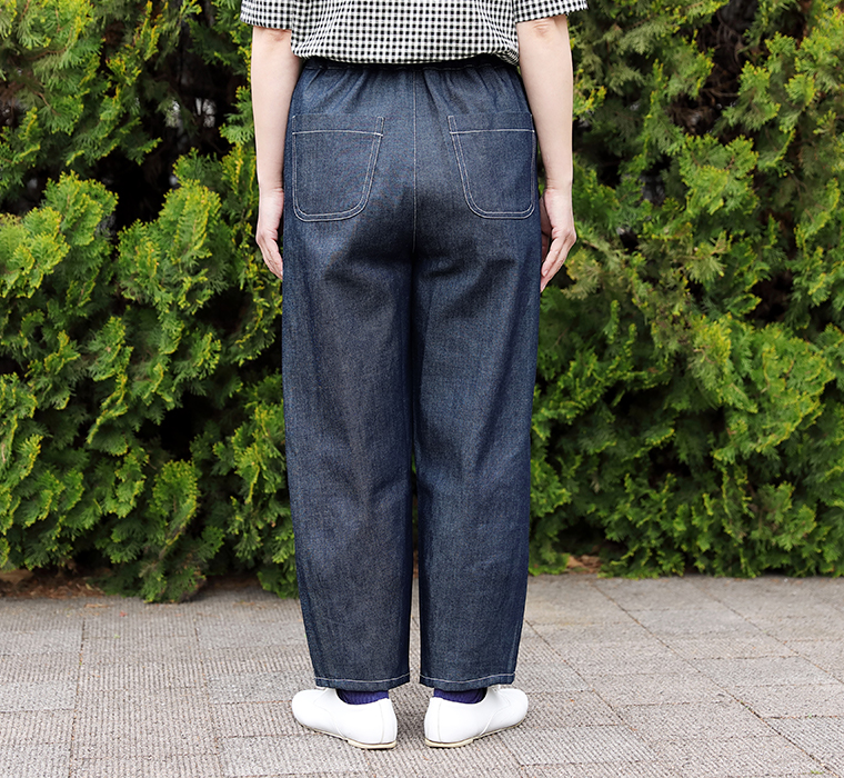 homeworking コットンセルヴィッチデニム 裾ダーツパンツ 後ろ寄り