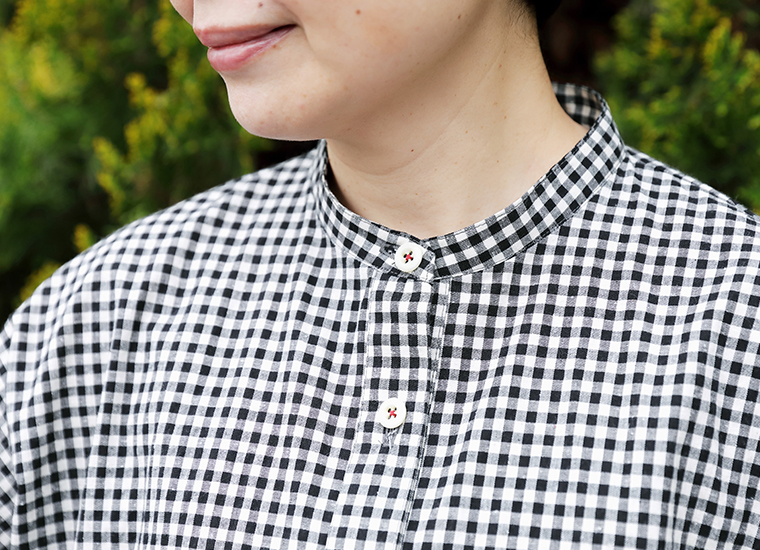 homeworking コットンネップギンガム ワークプルオーバーの襟元