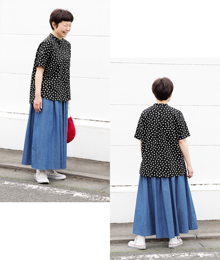 homeworking リップルドットプリント スタンドカラーブラウスとコットンリネンダンガリー ギャザーフレアスカートのコーディネート 全身横 全身後ろ