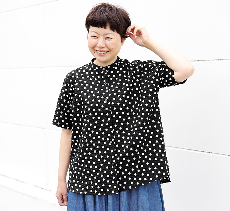homeworking リップルドットプリント スタンドカラーブラウス