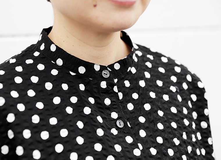 homeworking リップルドットプリント スタンドカラーブラウス 首元寄り