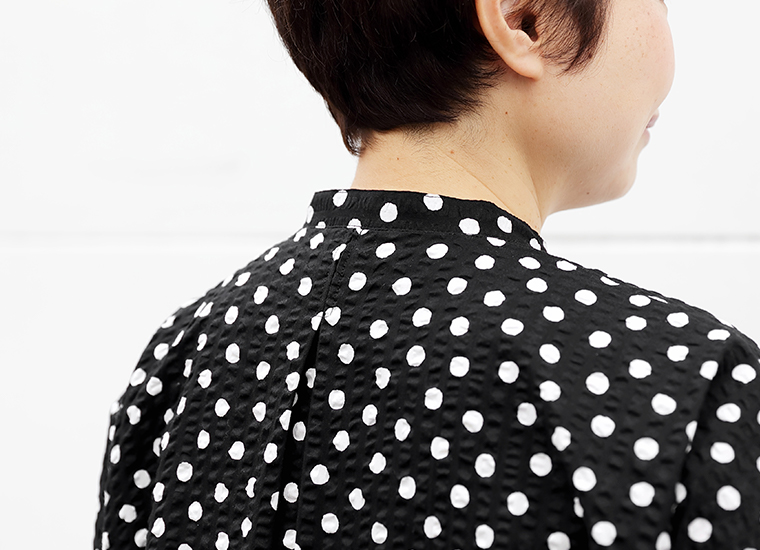 homeworking リップルドットプリント スタンドカラーブラウス 首元寄り後ろ