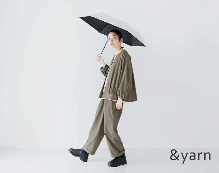 &yarn 撥水UVジャケットとパンツを着用した女性モデルの全身スタイル