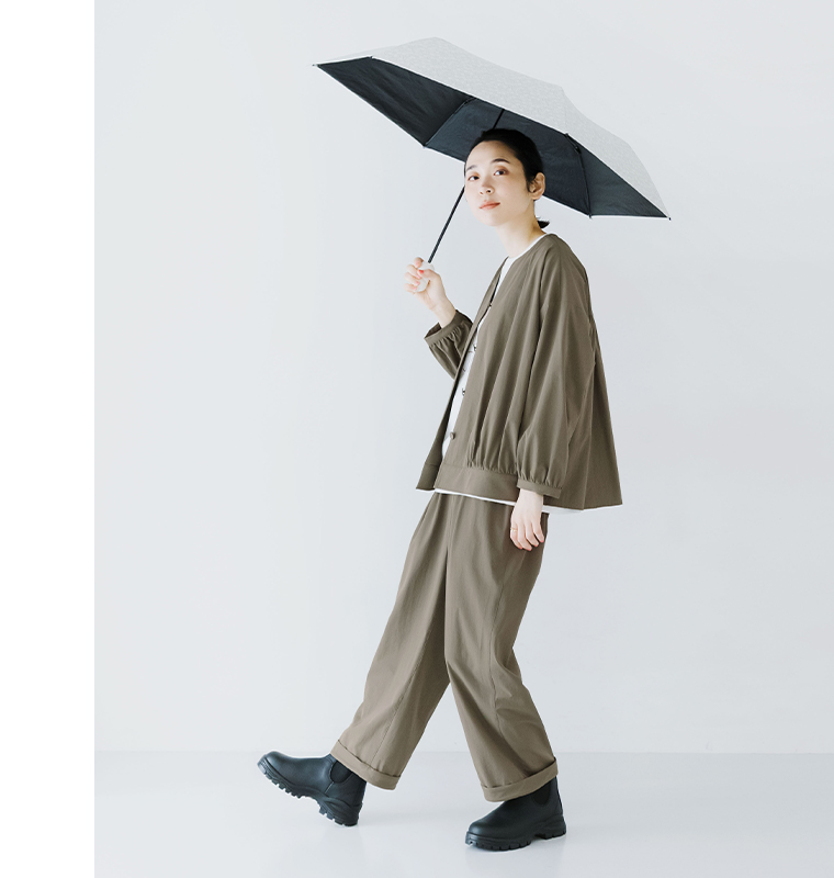 &yarn 撥水UVジャケットとパンツを着用した女性モデルのサイドスタイル