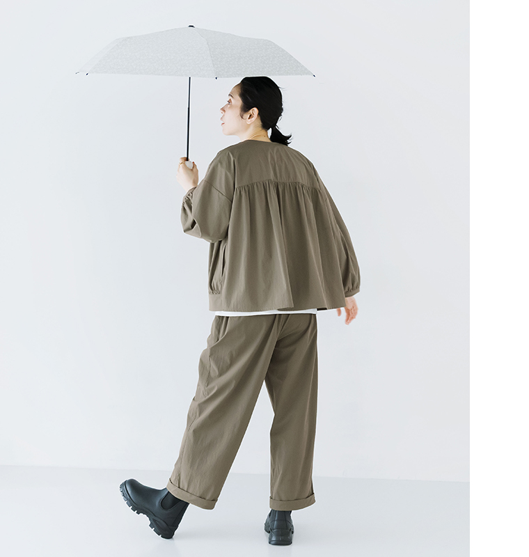 &yarn 撥水UVジャケットとパンツを着用した女性モデルのバックスタイル