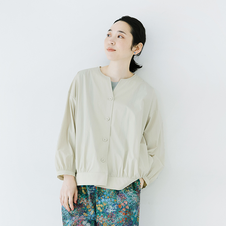 &yarn 撥水UVジャケットを着用した女性モデルの上半身スタイル