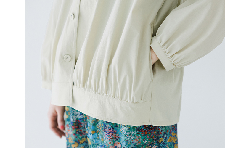 &yarn 撥水UVジャケットの裾と袖口のギャザーがわかるディテール画像