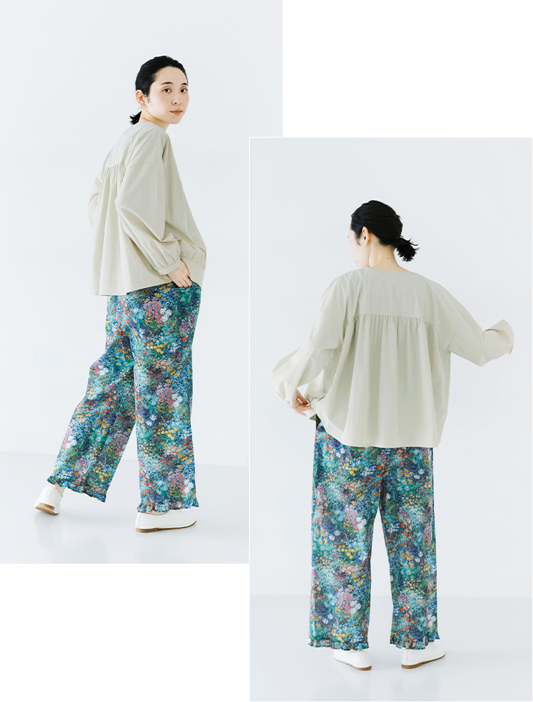 &yarn 撥水UVジャケットを花柄パンツと合わせた女性モデルのバックスタイル