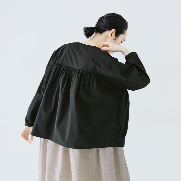 &yarn 撥水UVジャケットをワンピースに合わせた女性モデルのバックスタイル