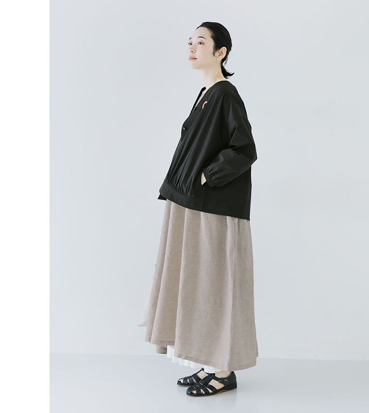 &yarn 撥水UVジャケットをワンピースに合わせた女性モデルのサイドスタイル