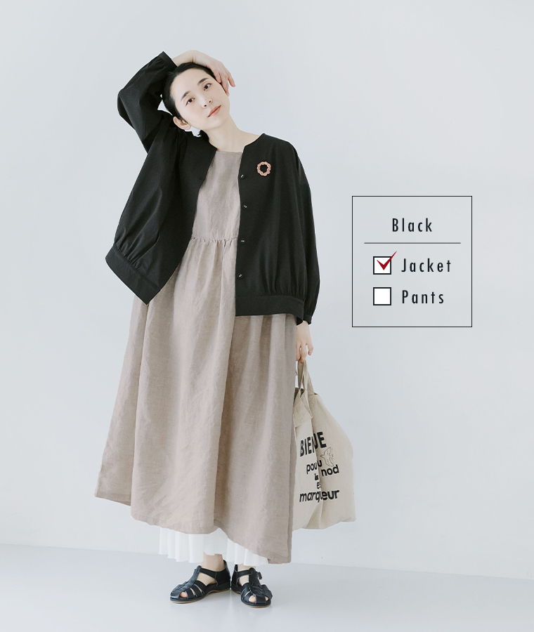 &yarn 撥水UVジャケットをワンピースに合わせた女性モデルの全身スタイル