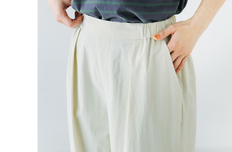 &yarn 撥水UVパンツのフロントタックとフェイクジップがわかるディテール画像