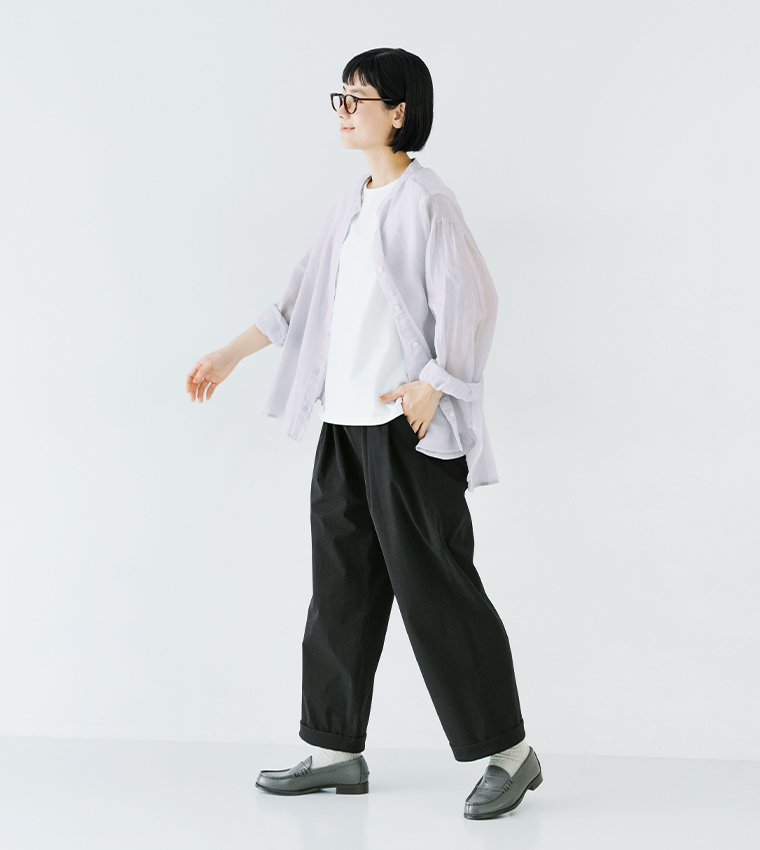 &yarn 撥水UVパンツに淡い色のシャツを合わせた女性モデルのサイドスタイル