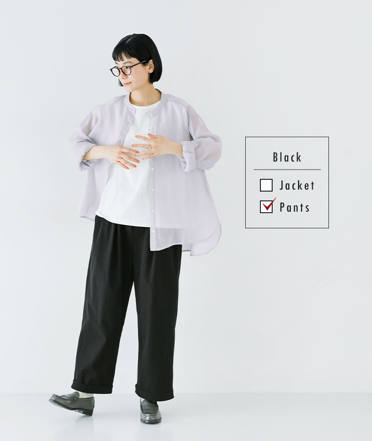 &yarn 撥水UVパンツに淡い色のシャツを合わせた女性モデルの全身スタイル