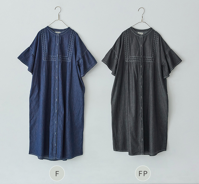 デニムスモッキングフレアワンピース(インディゴ・ブラック)のサイズ違いのデニムワンピースを並べたイメージ