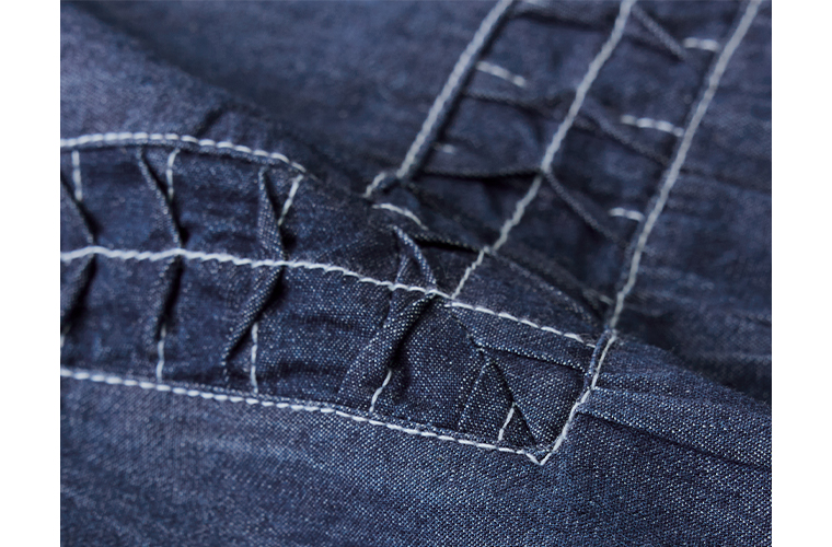 デニムスモッキングフレアワンピース(インディゴ)のスモッキング刺しゅうアップ