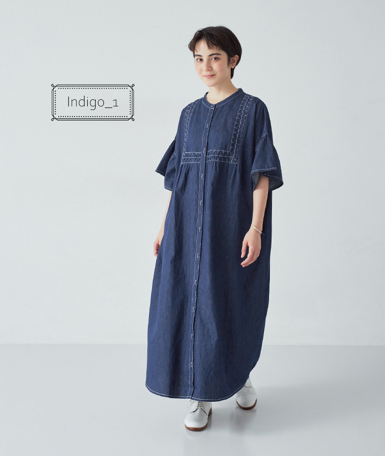 デニムスモッキングフレアワンピース(インディゴ)着用の全身コーディネート