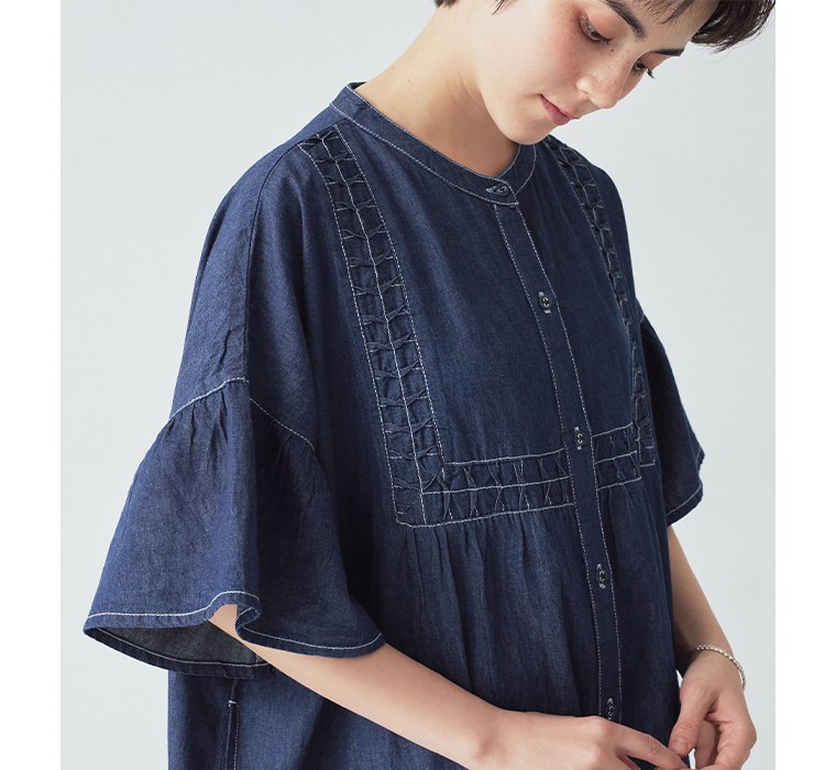 デニムスモッキングフレアワンピース(インディゴ)着用の上半身寄り斜め前カット