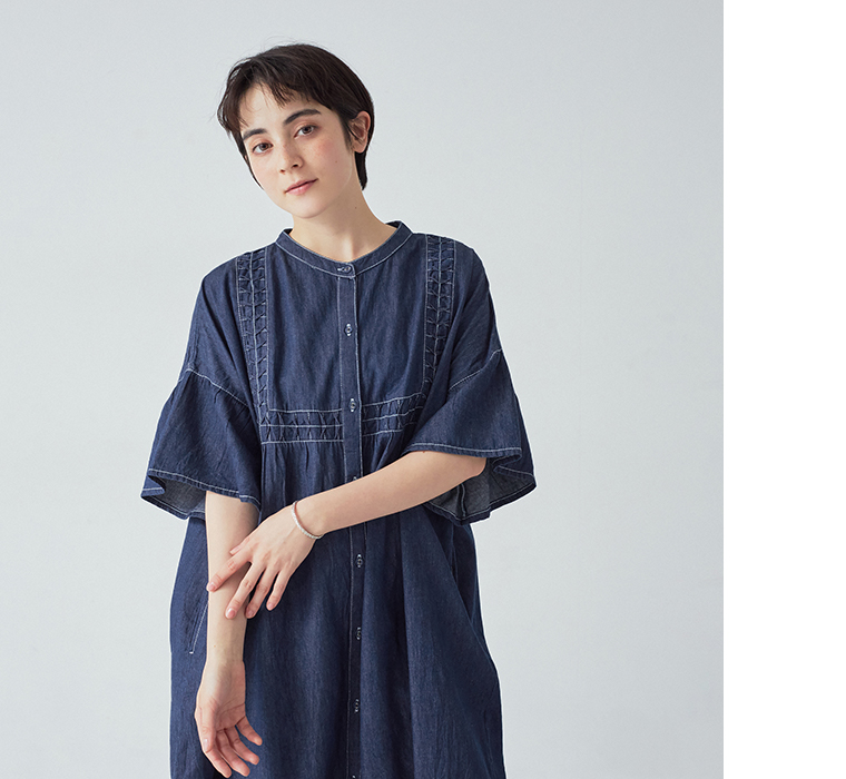 デニムスモッキングフレアワンピース(インディゴ)着用の上半身寄り前カット