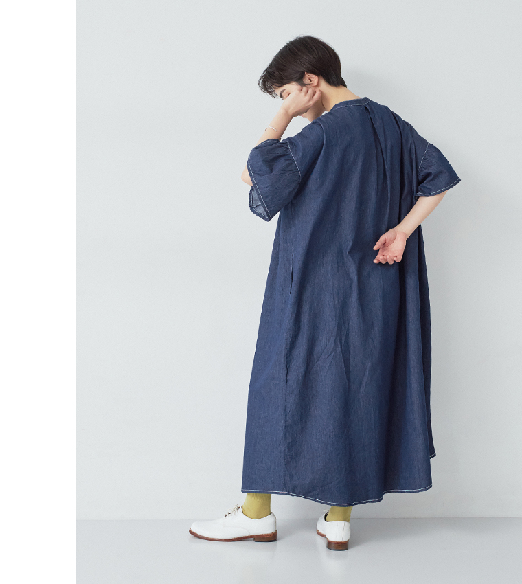 デニムスモッキングフレアワンピース(インディゴ)着用の全身バックシルエット