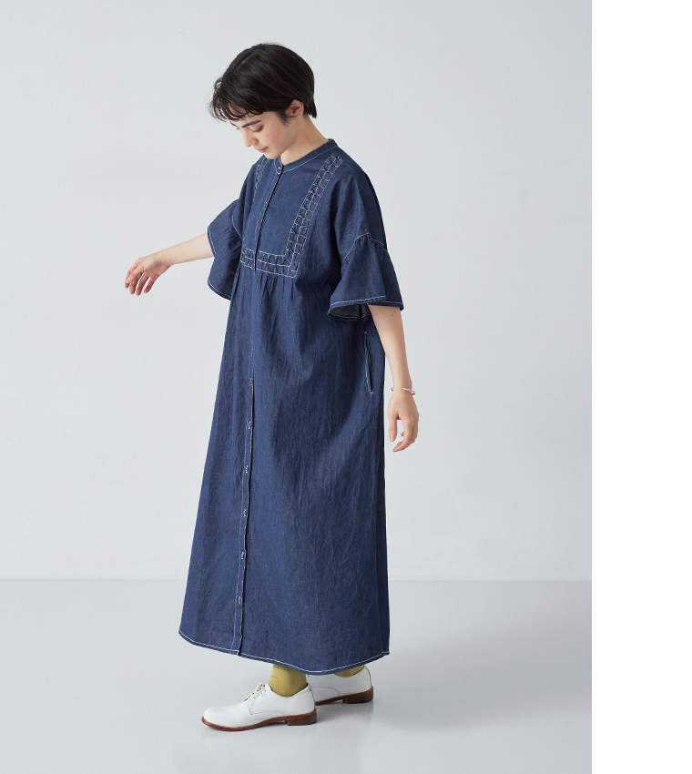 デニムスモッキングフレアワンピース(インディゴ)着用の全身斜め前カット