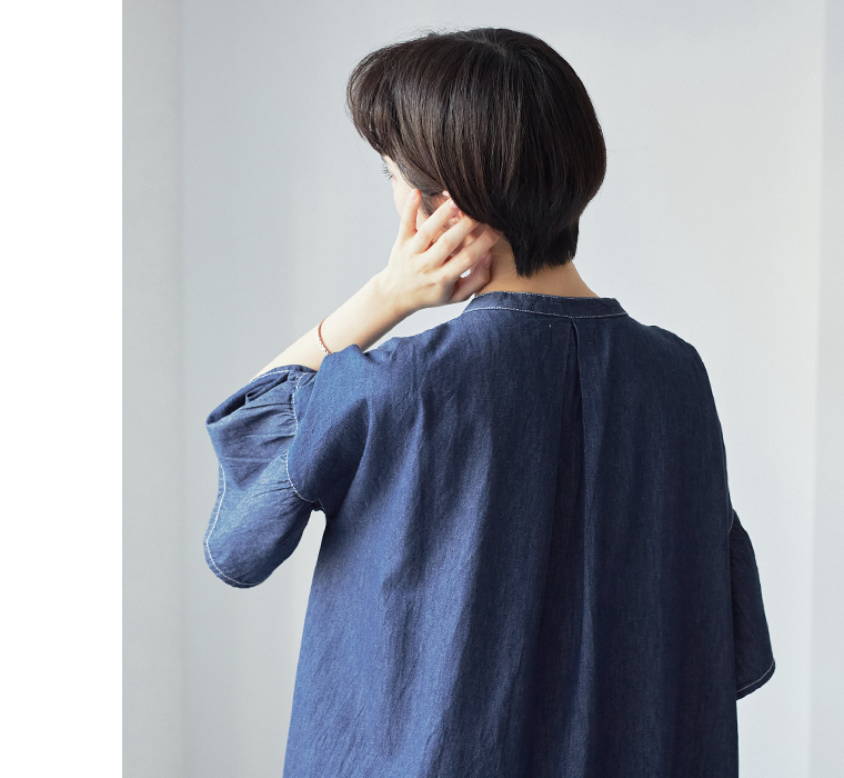 デニムスモッキングフレアワンピース(インディゴ)着用の上半身寄り後ろカット