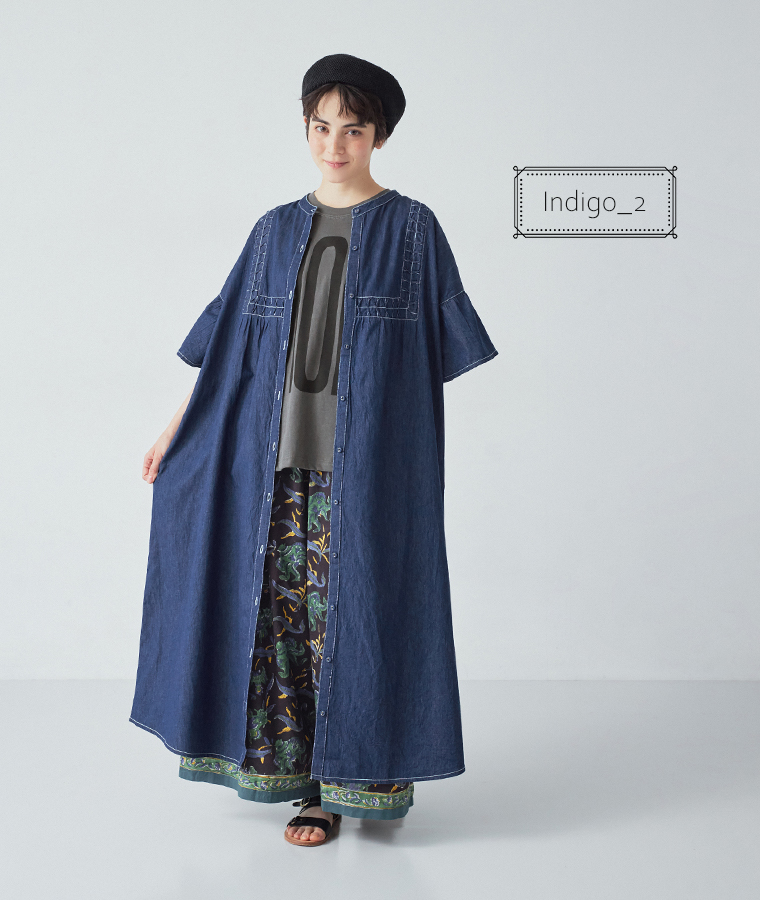 デニムスモッキングフレアワンピース(インディゴ)を羽織った全身コーディネート