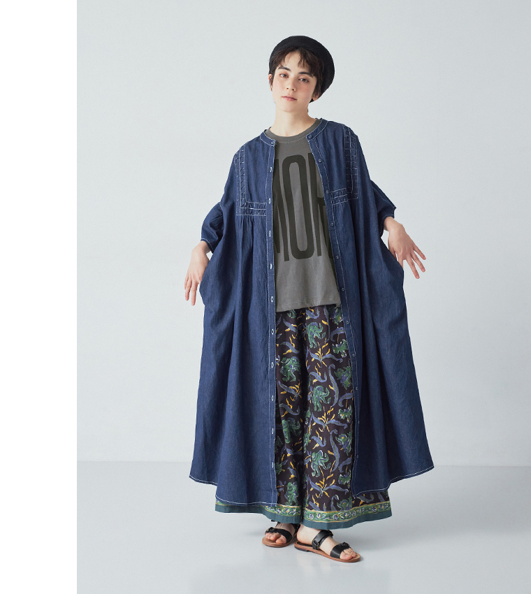 デニムスモッキングフレアワンピース(インディゴ)を羽織った全身正面カット