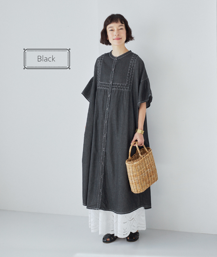 デニムスモッキングフレアワンピース(ブラック)着用の全身コーディネート