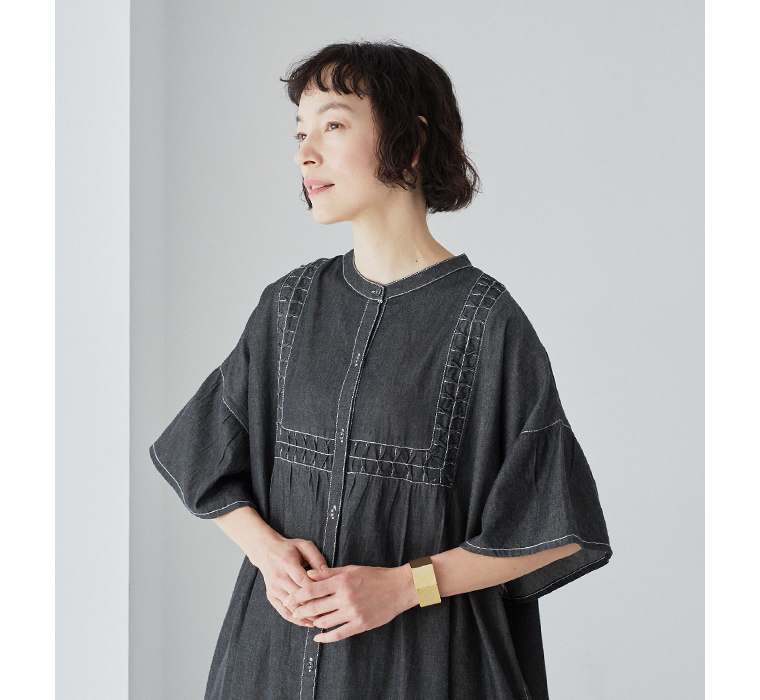 デニムスモッキングフレアワンピース(ブラック)着用の上半身寄りカット